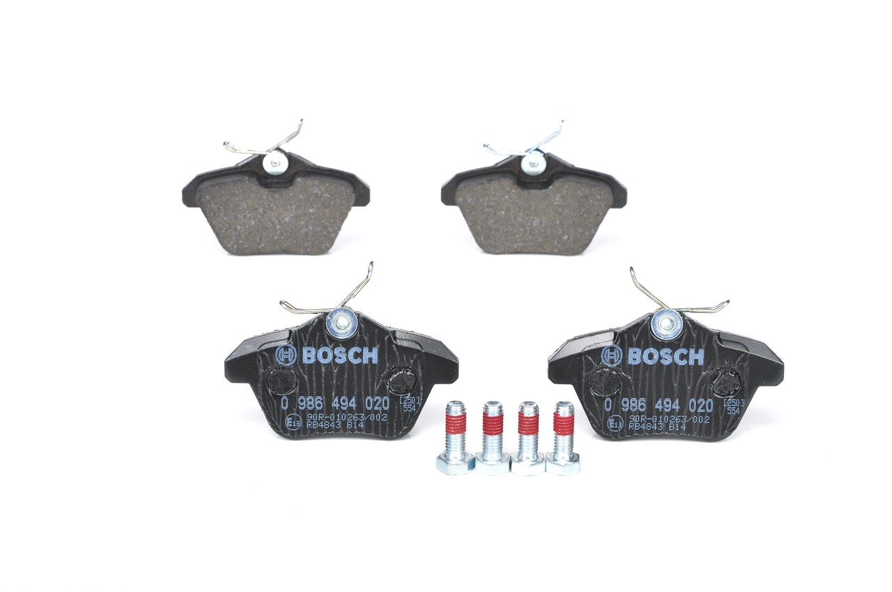 BOSCH 0 986 494 020: Piduriklotsid koos lisadega, koos kokkusurumisvastase plekiga, koos kruvidega