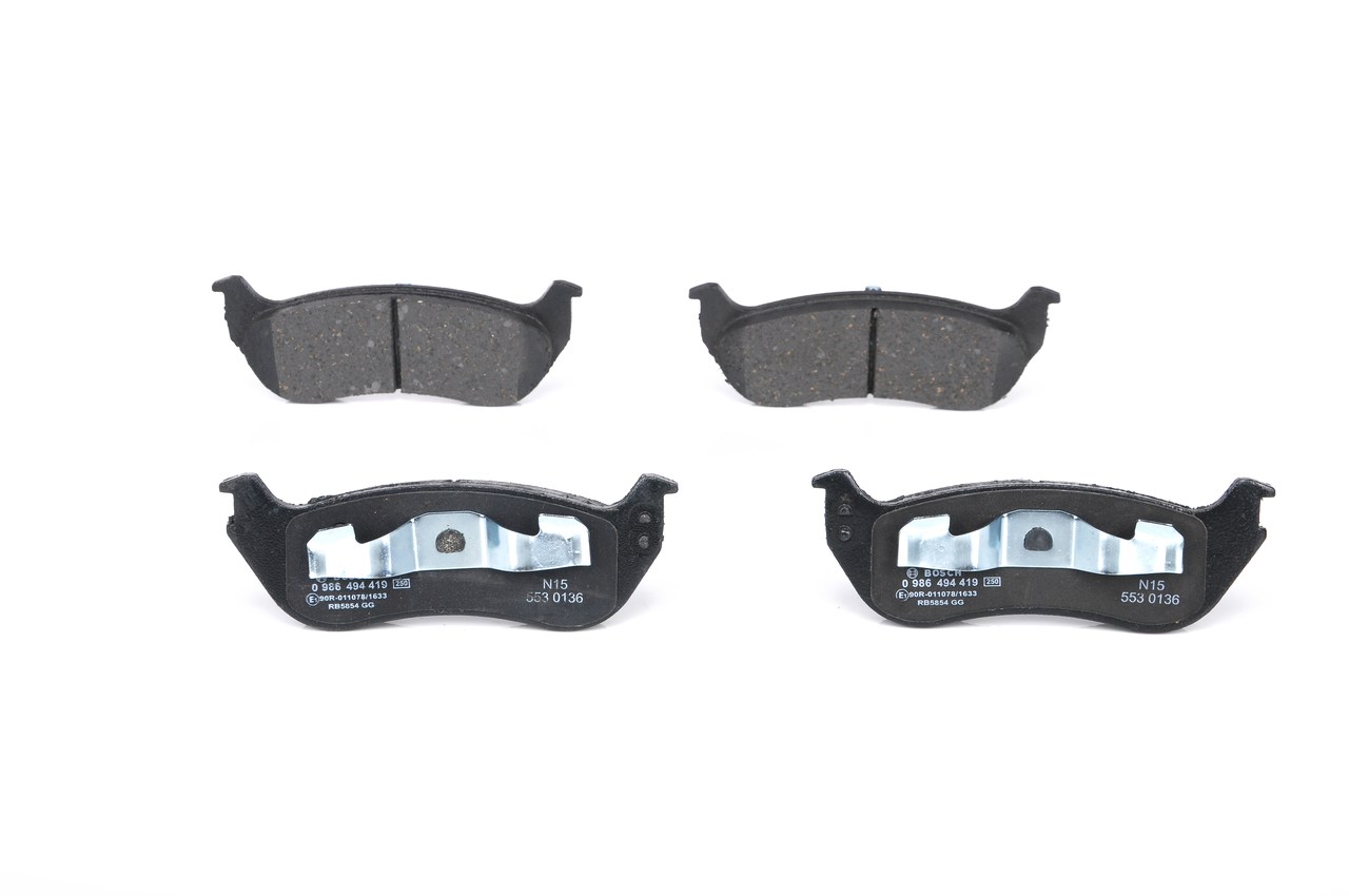 BOSCH 0 986 494 419: Bremsbeläge mit Kolbenclip, mit Anti-Quietsch-Blech