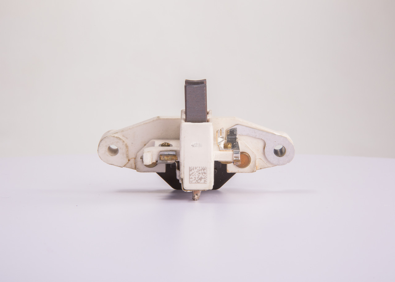 BOSCH 1 197 311 028: Jänniteensäädin