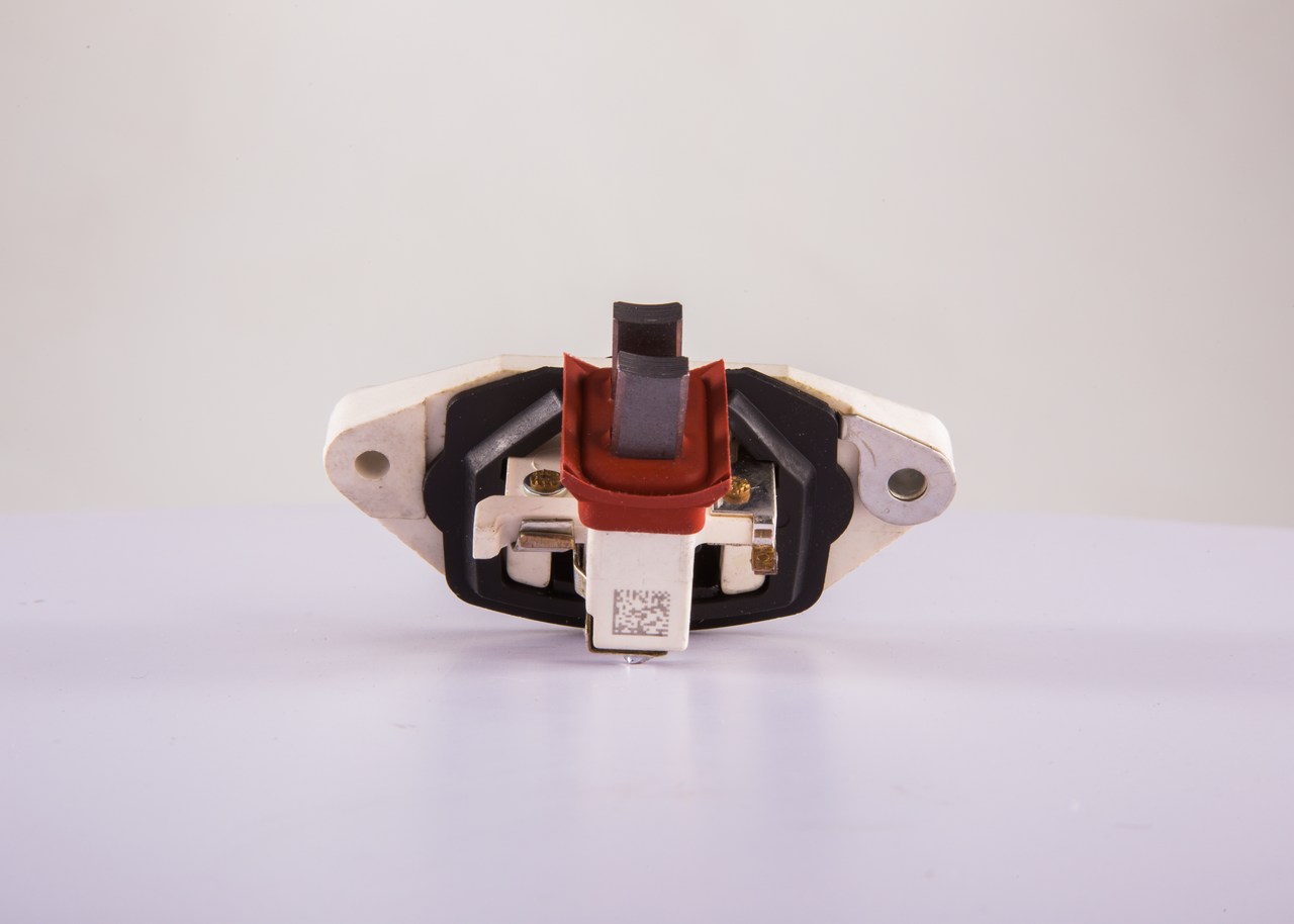 BOSCH 1 197 311 032: Jänniteensäädin