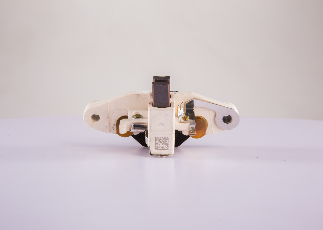 BOSCH 1 197 311 090: Jänniteensäädin