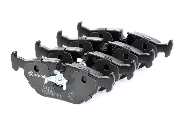 BREMBO P 06 013: Fékbetét készlet, tárcsafék PRIME LINE Tartozékokkal, dugattyú sasszeggel, csikorgásgátló lemezzel