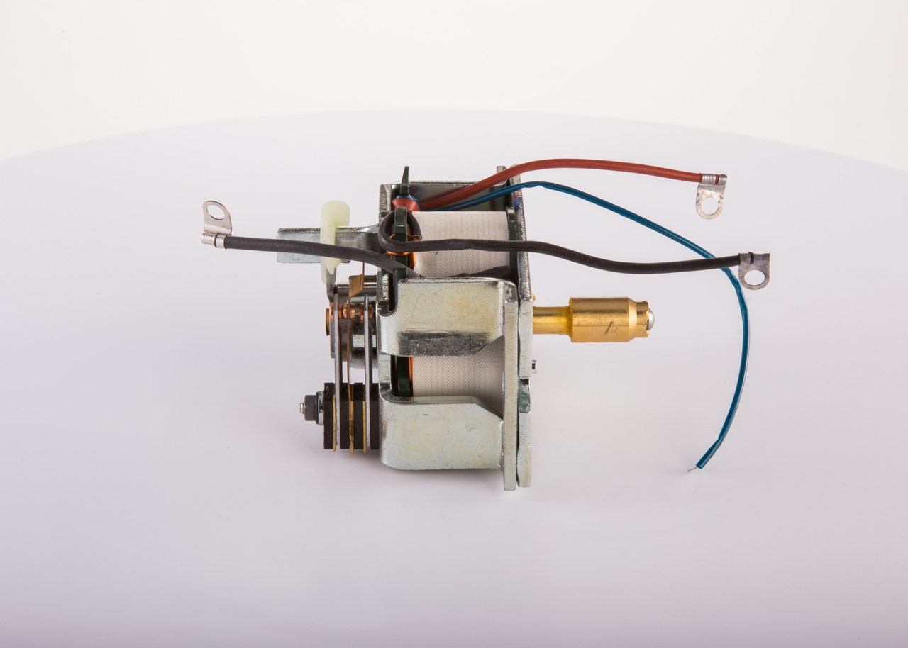 BOSCH 0 331 450 002: Ievilcējrelejs, Starteris