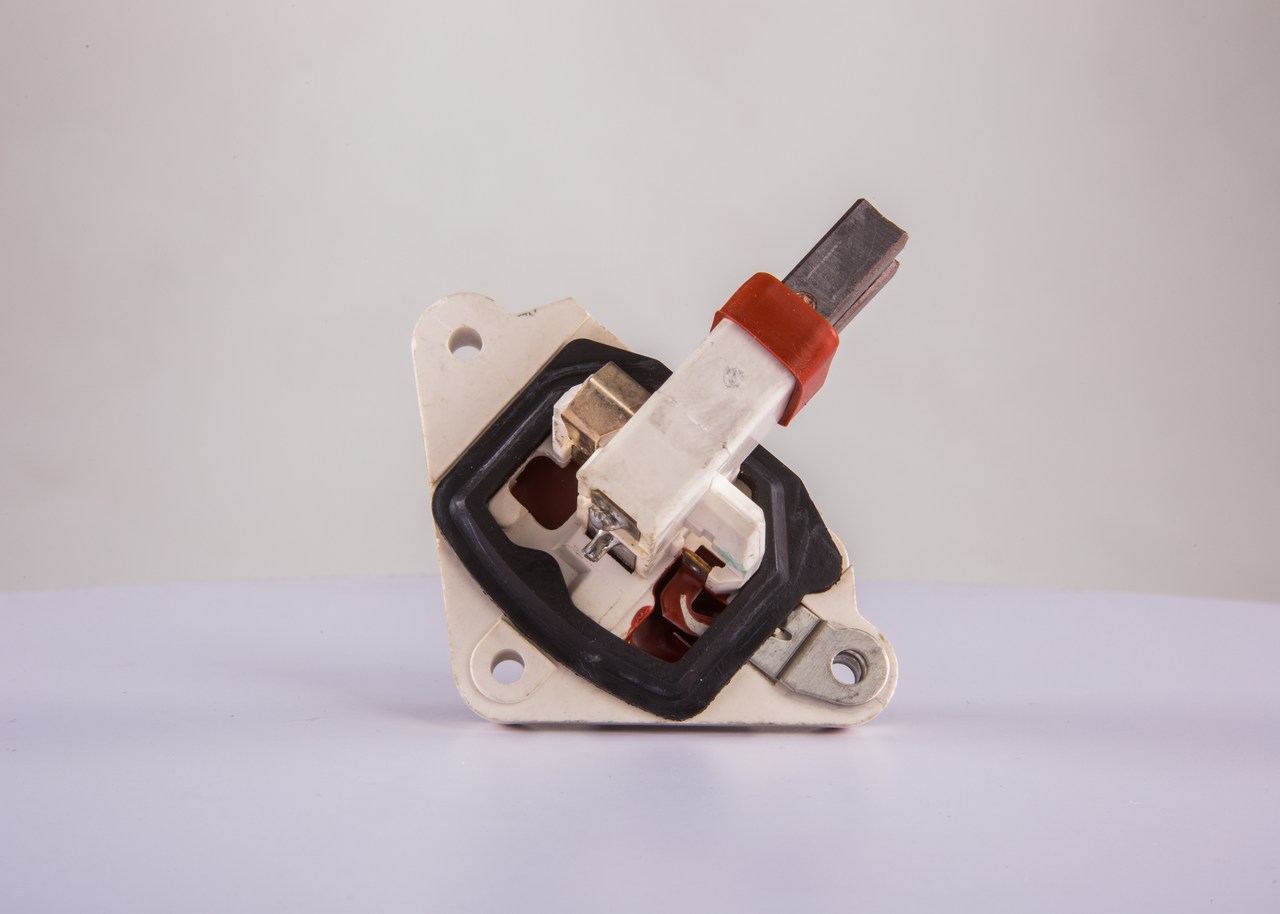 BOSCH 2 127 311 001: Jänniteensäädin