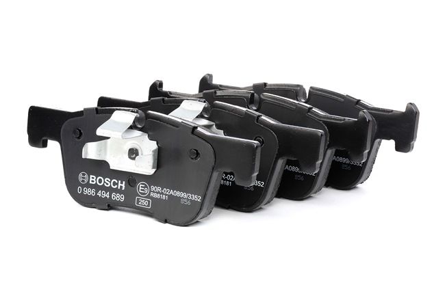 BOSCH 0 986 494 689: Bremsbeläge mit Kolbenclip, mit Anti-Quietsch-Blech